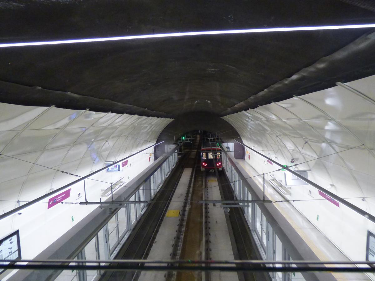 Metro Ines De Suarez * Santiago